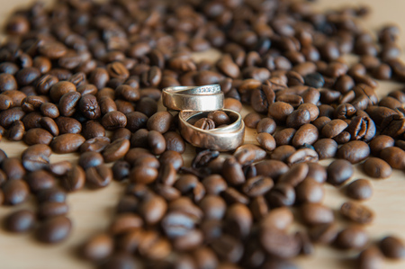 many brown coffee beans with wedding rings ceremonyの写真素材