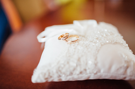 pair of wedding rings with bokeh background paperの写真素材