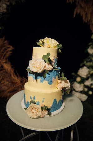wedding cake at the wedding in the evening on the background of the archの写真素材