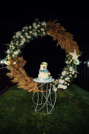 wedding cake at the wedding in the evening on the background of the archの写真素材