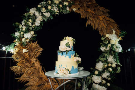 wedding cake at the wedding in the evening on the background of the archの写真素材