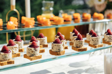 The closeup image of the various small cup cakes