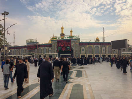 Karbala, Bagdad, Iraq, 06 09 2019: Imam Hossein's Shrine. The shrine of Prophet Abbas. Karbala and Tasoa. Walking in beinolharamein between Imam Hossein's Shrine and shrine of Prophet Abbas.のeditorial素材