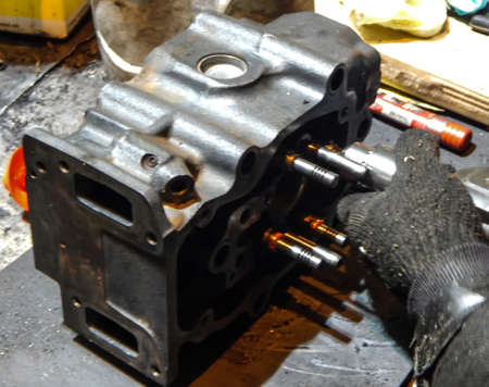 the master grinds the valve of the cylinder head truck