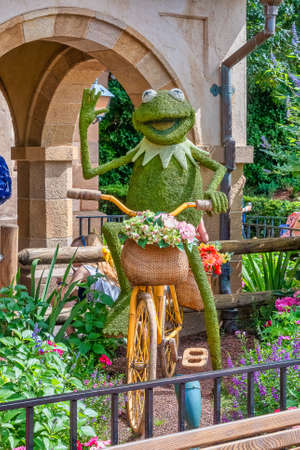 Kermit character topairy displayed at Epcot at part of the Flower and Garden festivalのeditorial素材