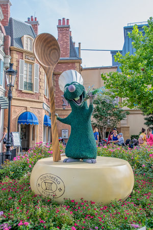 Remy character topairy displayed at Epcot at part of the Flower and Garden festivalのeditorial素材