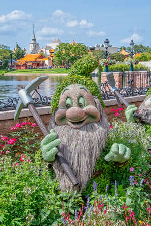 Bashful character topairy displayed at Epcot at part of the Flower and Garden festivalのeditorial素材