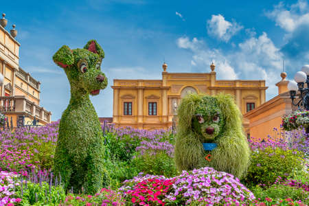 Lady and the Tramp character topairy displayed at Epcot at part of the Flower and Garden festivalのeditorial素材