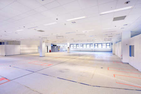 a white empty warehouse or storeage unit available to be letの写真素材