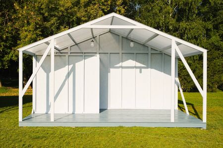 Empty Market Stalls. Outdoor Market. Food Event. Food Fair. Festival. food market festival in a park. preparation for the opening of the marketの写真素材