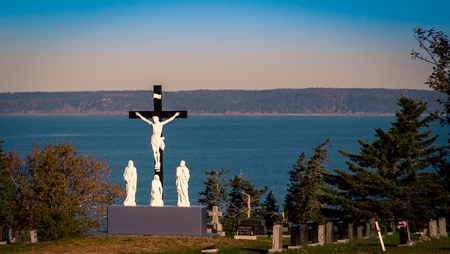 crucifix overlooking a riverの写真素材
