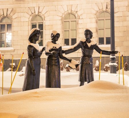 statue wintertime in Quebec cityの写真素材