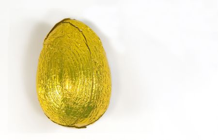 a single yellow easter egg isolated on white backgroundの写真素材