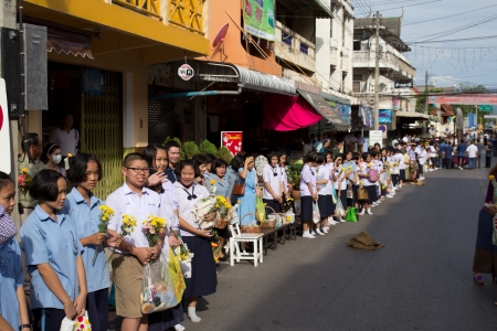 Phrae,Thailand - October 31,2012 : Unidentified Buddhist monks is given food offering from people at the morning on End of Buddhist Lent Day. on october 31, 2011 in Muang, Phrae, Thailand.のeditorial素材