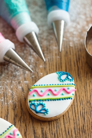 Decorating Easter cookiesの写真素材