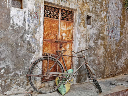 Old Bicycle at a wall in Udaipur, Indiaの写真素材