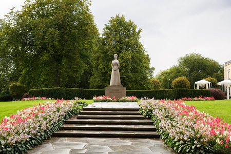 The statue of Queen Maud in The Royal Palace park in Oslo, Norway.のeditorial素材