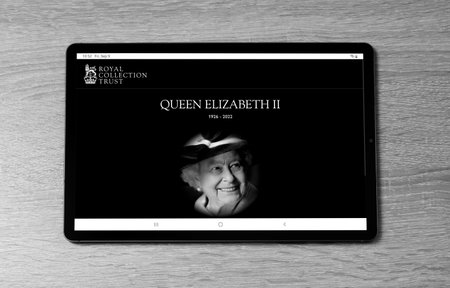 Kiev, Ukraine - September 09, 2022: Tablet PC with News: Queen Elizabeth II, the UK's longest-serving monarch, has died at Balmoral aged 96, after reigning for 70 yearsのeditorial素材