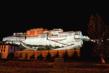 Potala palace at night with the Potrang Karpo-White Palace to the East and the Potrang Marpo-Red Palace to the west at 3700 ms.high over Marpo Ri-hill overlooking Lhasa town. Tibet A.R.-China.のeditorial素材