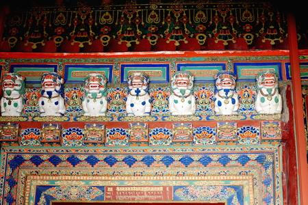 Colorist wood carved door lintel depicting tibetan traditional decoration: white snow lions-lotus flowers. Potala palace-Lhasa city and prefecture-Tibet A.R.-China.のeditorial素材