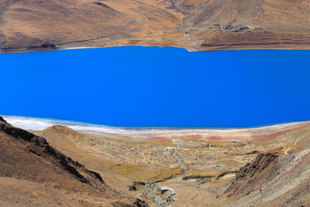 South bank of the 638 km2130 km.E'W70 km.N'S wide250 long bank4441 ms.highturquoise colored Yamdrok TsoUpper Pasture lake seen from Kamba Lapass at 4793 ms.alt. Lhoka or Shannan pref.Tibet.のeditorial素材