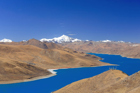The 638 km2130 km.E'W70 km.N'S wide250 long bank4441 ms.highturquoise colored Yamdrok TsoUpper Pasture lake and 7206 ms.high mt.Nojin Kangsang seen from Kamba Lapass. Lhoka or Shannan pref.Tibet.のeditorial素材