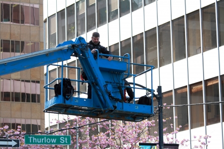 VANCOUVER, CANADA - April 21, 2013 - A cameraman high up on a crane takes pictures of the runners at the 2013 Vancouver Sun Run in Vancouver, Canada.のeditorial素材