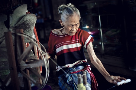 Indonesian woman weavingの素材