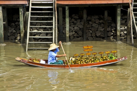 Seller in rowboat at Amphawa of Thailand のeditorial素材