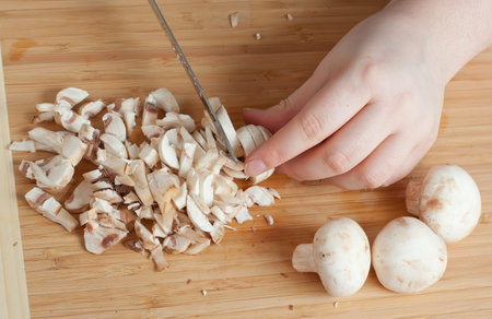 mushrooms on the cutting board with knifeの写真素材