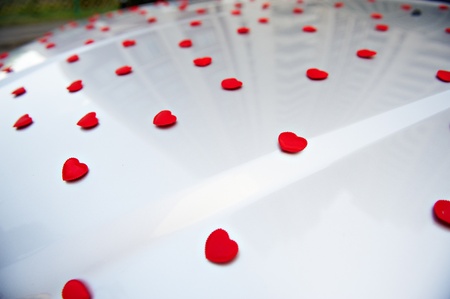 Red hearts on the hood of a wedding limousine
の写真素材