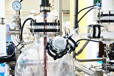 Universal synthesis plant based on a glass reactor