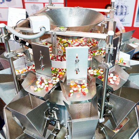 Industrial filling, sorting and packing machine for dry bulk products in food production