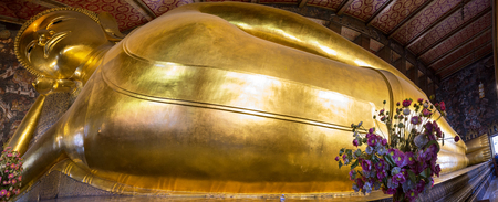 The giant golden Reclining Buddha at Wat Pho, Bangkok, Thailand.のeditorial素材