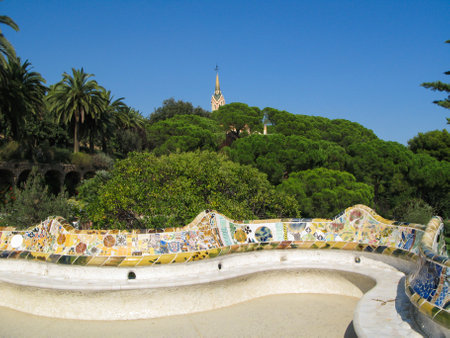 Ceramic  mosaic  bench in the  Park  Guell  designed  by the famous  architect   Antoni  Gaudi, Barcelona, Spain.のeditorial素材