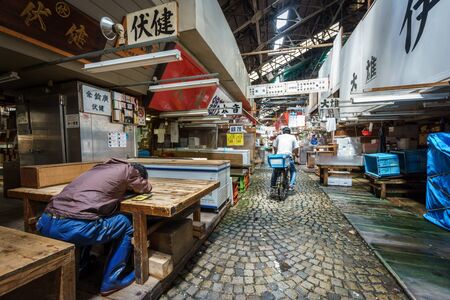 TOKYO, JAPAN - JUNE 2: Unidentified worker rests after working in the famous tokyo fish market on June 2, 2015 in Japanのeditorial素材
