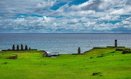 Ahu Tahai moais under cloudy sky in Hanga Roaの写真素材