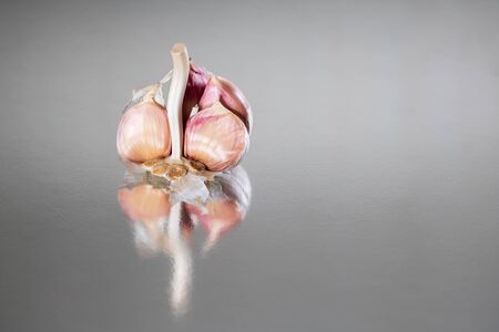 Head with many cloves of garlic reflectedの写真素材