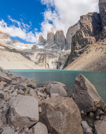 Majestic Mountain Peaks Over a Pristine Turquoise Lakeの写真素材