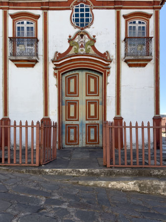 Vintage Colonial Architecture with Ornate Doorway and Windowsの写真素材