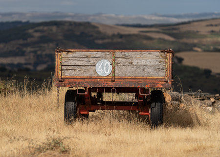 Abandoned Rustic Trailer in Scenic Countrysideの写真素材