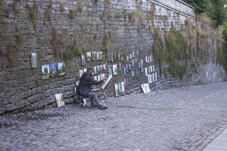 TALLIN, ESTONIA â JULY 5TH, 2015: Artist drawing and selling paintings, on the street to old town tallinのeditorial素材