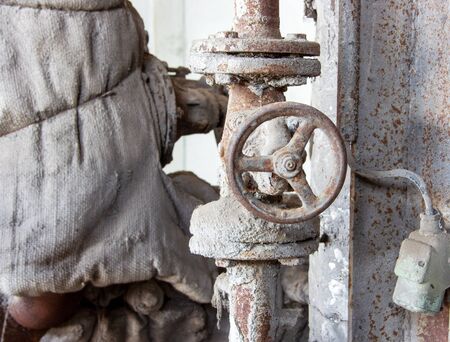 altes verrostetes und oxidiertes Absperrventilの写真素材