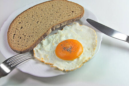 Fried Egg and a Slice of Bread on Plate, close upの写真素材