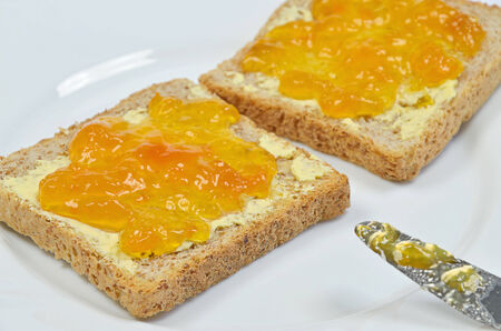 Aprikosen-Marmelade auf Toastの写真素材