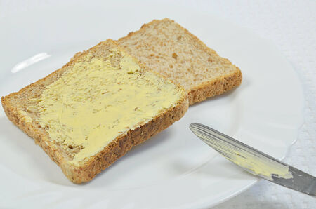 Toast und Butter auf Tellerの写真素材