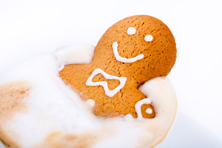 Gingerbread man inside coffee cup. Close-upの写真素材