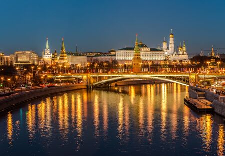 Moscow, Russia - February 18, 2016: Night view of the Kremlin and the Bolshoy Kamenny bridge from the Patriarchal bridge.のeditorial素材
