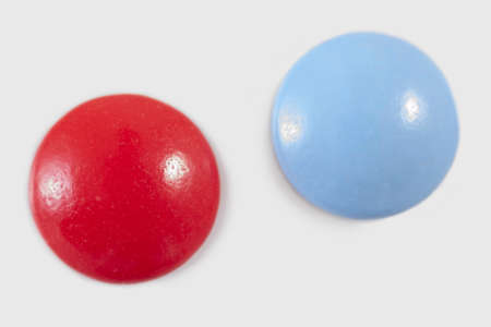blue and red pills on white backgroundの写真素材