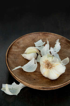 Close up shot of some fresh garlic in a wooden bowlの写真素材